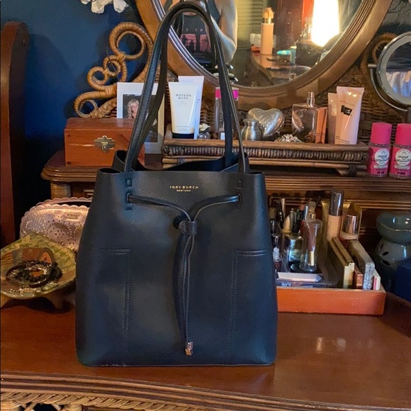 Tory Burch Handbags - Tory Burch Sheriff T bucket bag